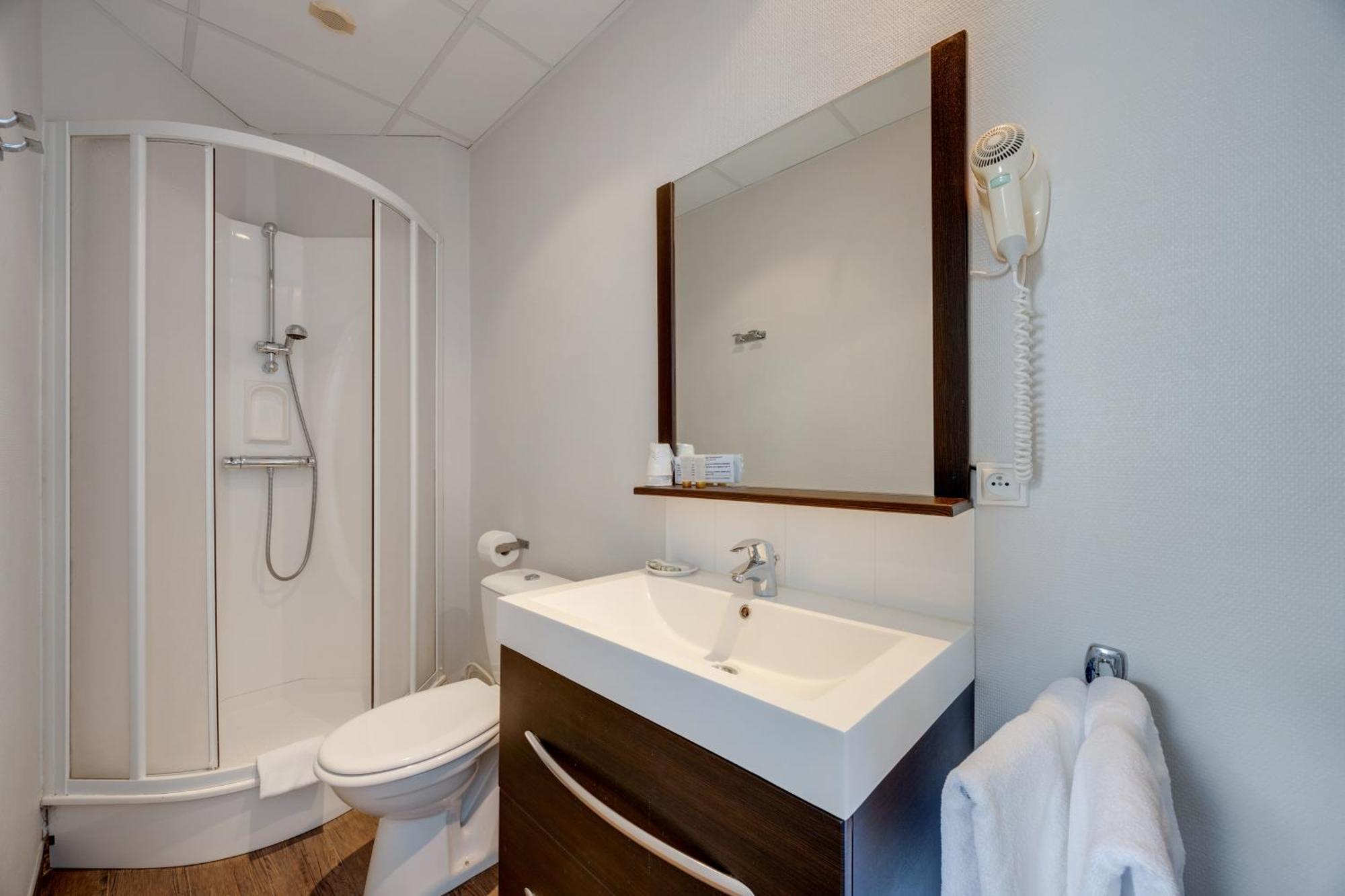 Bagnoles de l'Orne Normandie Brit Hotel Confort Bagnoles Normandie מראה חיצוני תמונה